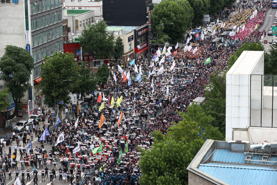 3일 오후 서울 종로3가에서 민주노총 조합원들이 노동법 전면 개정 등을 요구하며 도로를 점거한 채 전국노동자대회를 열고 있다. <연합뉴스>
